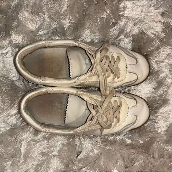 Notice Dolce Vita Cream Sneakers with Tan Sole - Picture 5 of 6